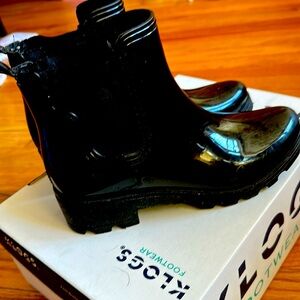 Capelli New York clog rain boots.